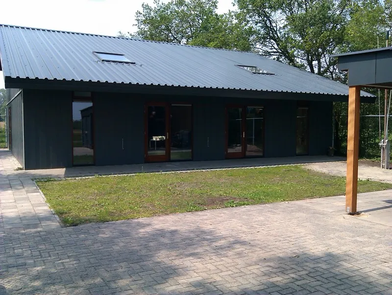 Zijkant van de blokhut met buitenterrein