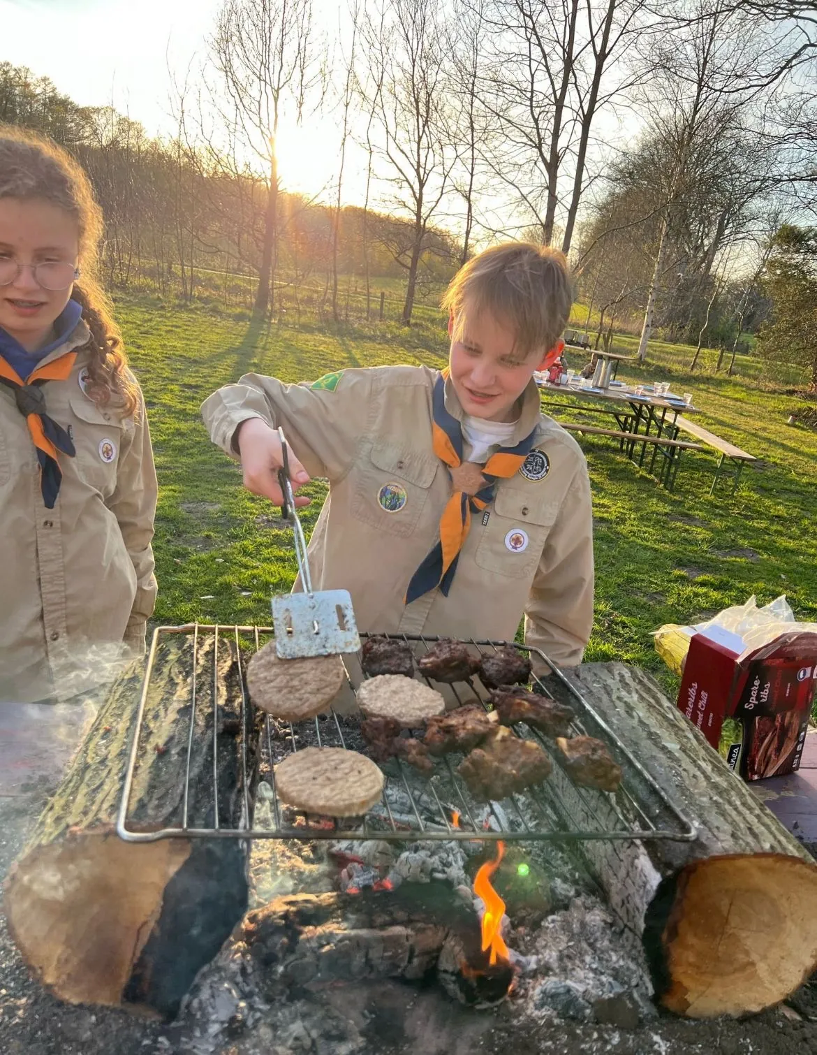 Scouts bezig met buitenactiviteit