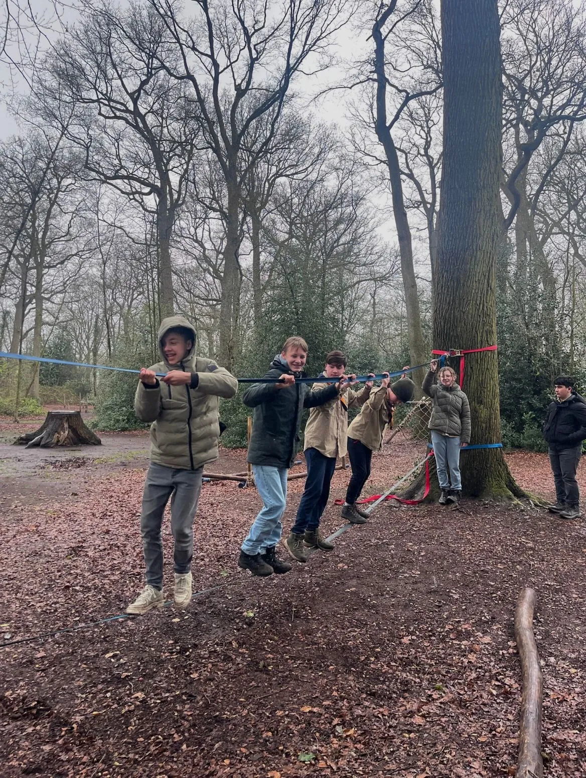 Scouts samenwerken tijdens opkomst