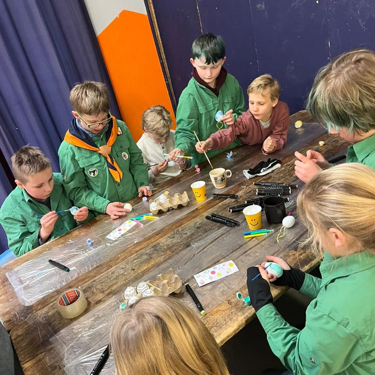 Welpen spelen buiten bij de blokhut